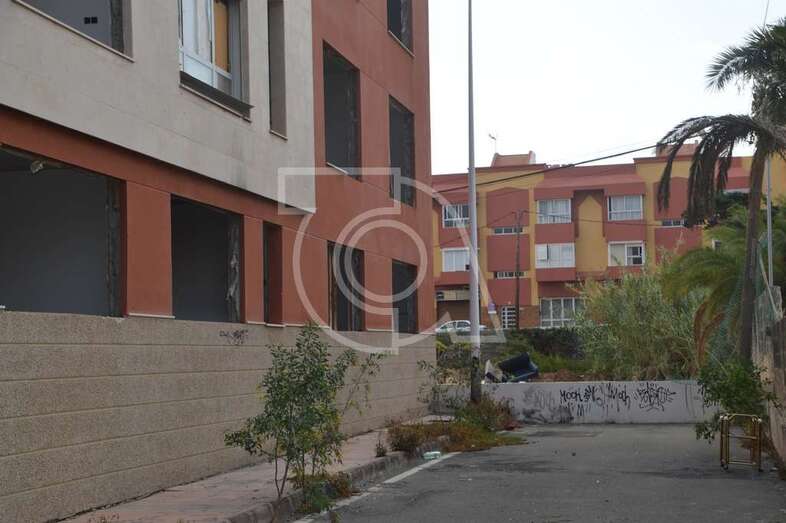 Imagen del edificio abandonado que se ha convertido en todo un foco de delincuencia y suciedad (Foto TA)